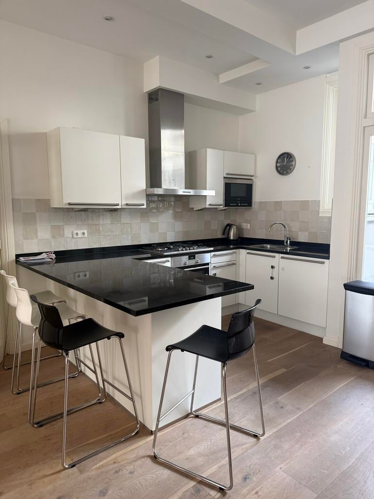 Keuken met bar en Siemens apparatuur, Ophalen, Gebruikt, Wit, Hoekkeuken