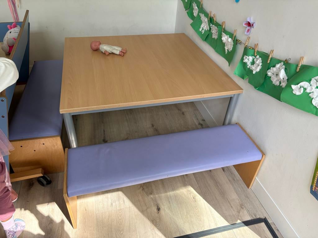 Laagzittende kindertafel met 3 zitbanken, Kinderen en Baby's, Kinderkamer | Tafels en Stoelen, Ophalen, Gebruikt, Tafel(s) en Stoel(en)