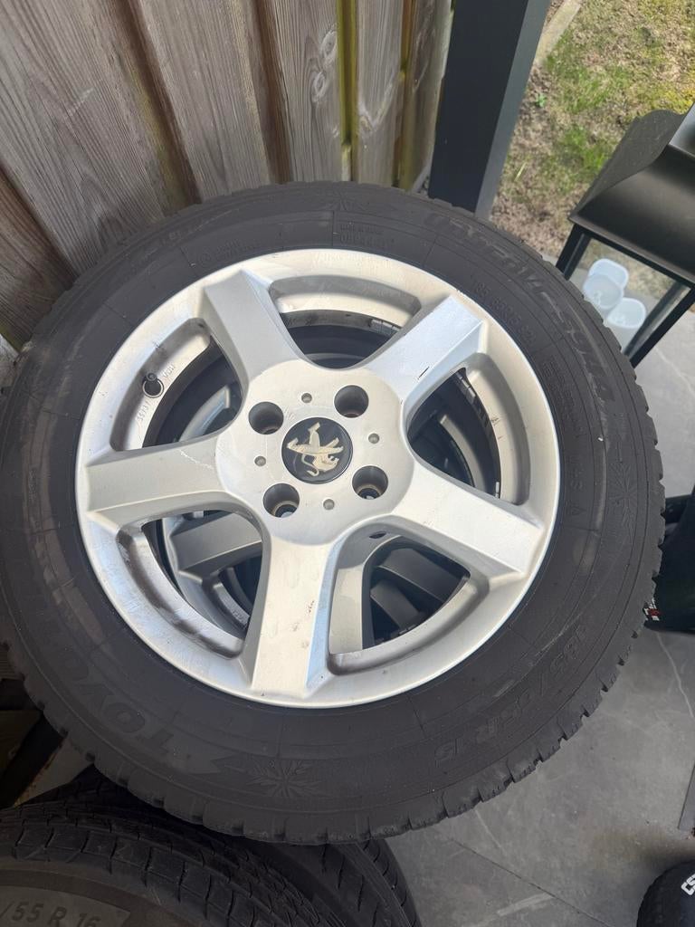 Peugeot velgen met toyo tires winterbanden 185/65R15 92h, Auto-onderdelen, Banden en Velgen, Ophalen, Gebruikt, 16 inch, Banden en Velgen