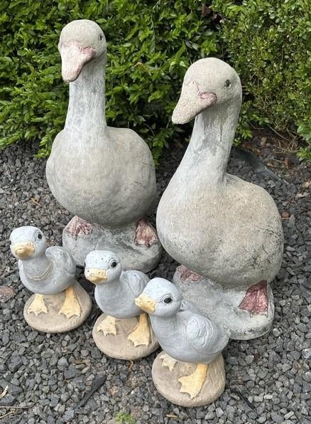 Twee stenen ganzen en 3 kleintjes - één deal €75.00, Ophalen, Zo goed als nieuw, Steen