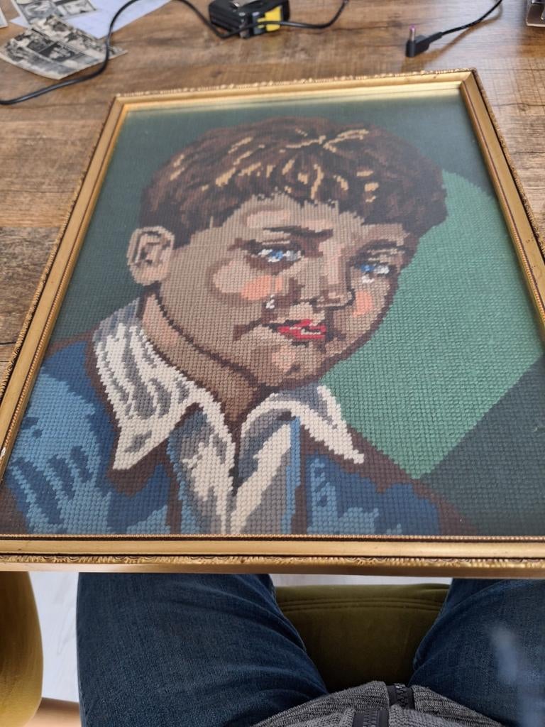 Borduurwerk van huilende jongetje., Huis en Inrichting, Woonaccessoires | Wanddecoraties, Gebruikt, Ophalen