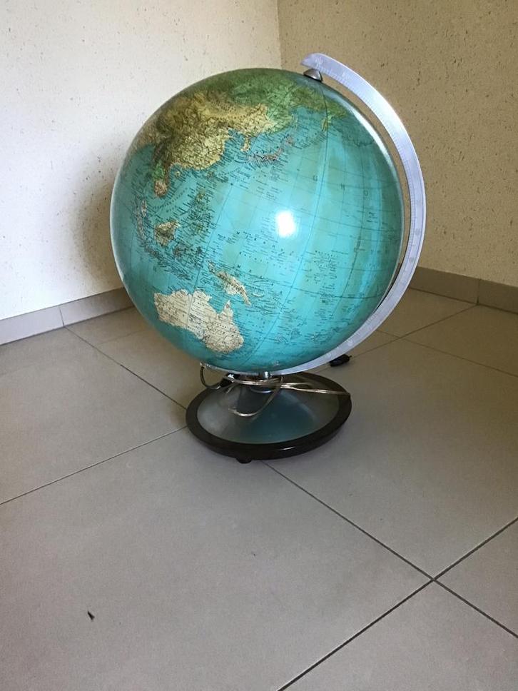 Verlichte wereldbol met metale voetstuk, Huis en Inrichting, Woonaccessoires | Wereldbollen, Gebruikt, Verlicht, Ophalen