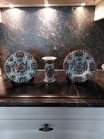 Leuk setje, polychroom borden en bijpassend vaasje, Antiek en Kunst, Ophalen