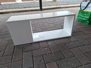 Wit kastje gebruikt onder bureau  beschikbaar voor biedingen