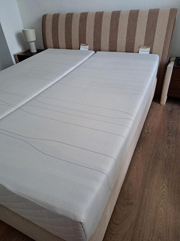 Boxspring met nachtkastjes, M-line matras 1.60 x 2.00, Huis en Inrichting, Slaapkamer | Boxsprings, Gebruikt, 180 cm, 200 cm, Tweepersoons