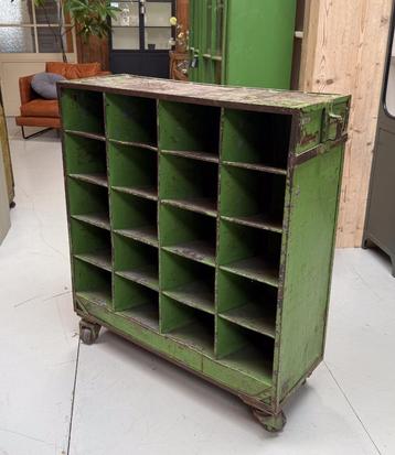 Vintage vakkenkast | Opbergkast | Schoenenkast op wielen beschikbaar voor biedingen