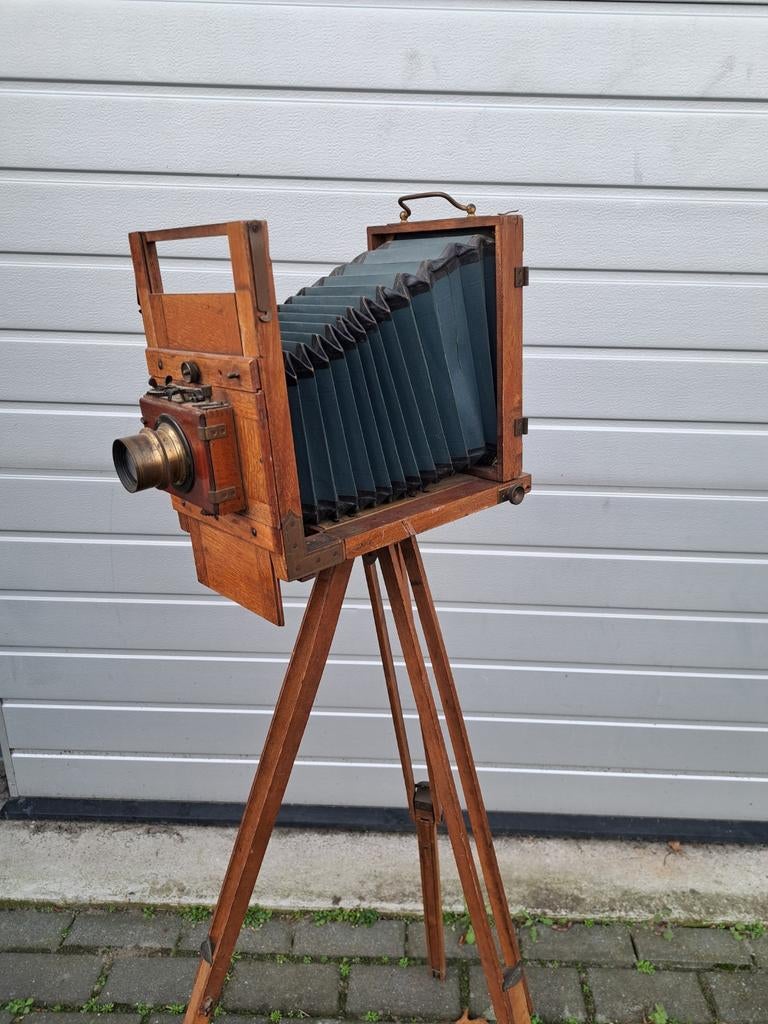 Antieke camera op statief met breuk in glaasje, Ophalen of Verzenden