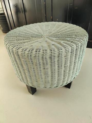 rotan poef, voetenbankje, kruk  beschikbaar voor biedingen