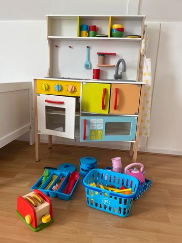 Speelkeuken met accessoires beschikbaar voor biedingen