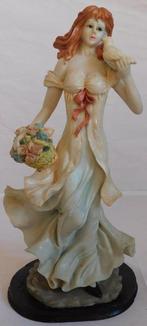 Beeld vrouw met duif gemerkt UF, Verzamelen, Beelden en Beeldjes, Ophalen of Verzenden, Gebruikt, Mens