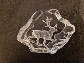 Beeldje Stuk glas met gravure van een mannelijk damhert B096 beschikbaar voor biedingen