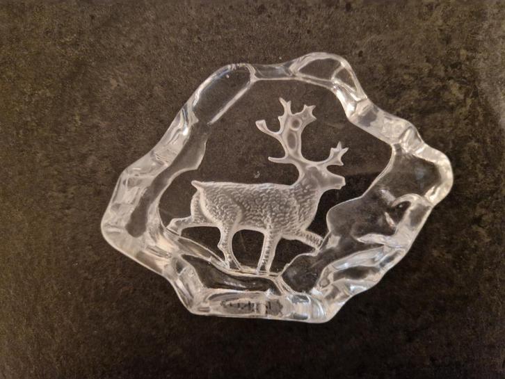 Beeldje Stuk glas met gravure van een mannelijk damhert B096, Verzamelen, Beelden en Beeldjes, Zo goed als nieuw, Dier, Ophalen of Verzenden