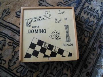 gezelschapsspellen in houten kistje beschikbaar voor biedingen