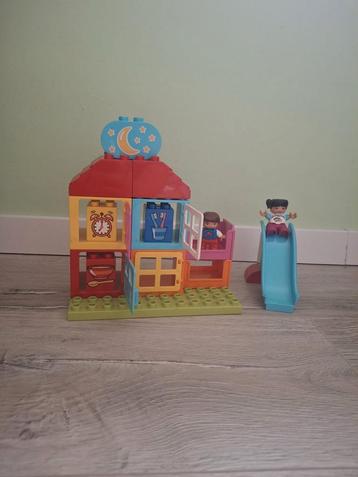 Duplo eerste speelhuisje beschikbaar voor biedingen