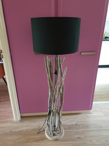 Leuke staande lamp met donkere kap. beschikbaar voor biedingen