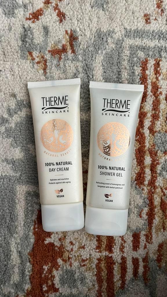 Therme Skincare Set - Dagcrème & Shower Gel, Sieraden, Tassen en Uiterlijk, Uiterlijk | Cosmetica en Make-up, Nieuw, Make-up, Gehele gezicht