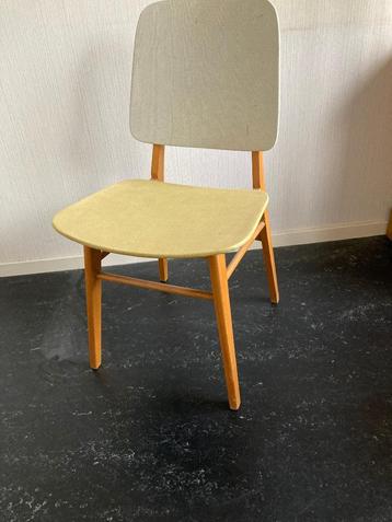 Originele jaren 50 houten slaapkamer stoel licht geel 50's beschikbaar voor biedingen