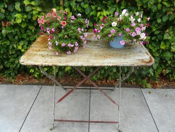 allerlei antieke en brocante Franse tafeltjes / wastafeltjes beschikbaar voor biedingen