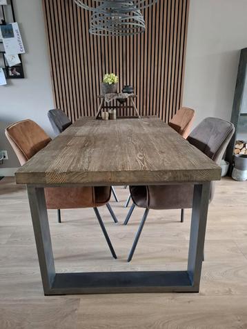 Mooie gave eethoek met 4 hele nette stoelen. beschikbaar voor biedingen