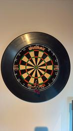 Winmau Blade 4 dartbord met beschermrand en pijlen, Sport en Fitness, Darts, Ophalen, Gebruikt, Dartbord met pijlen