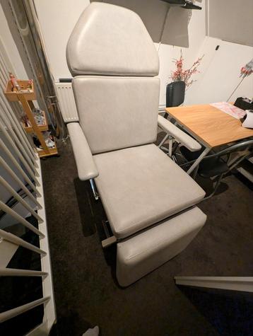 Schoonheidsspecialiste stoel beschikbaar voor biedingen