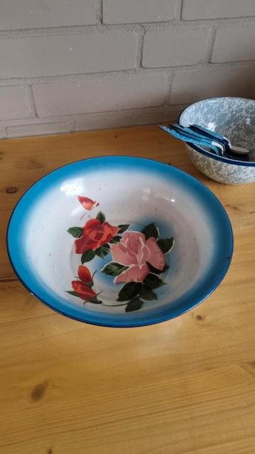 Blauw emaillen gebloemde schaal beschikbaar voor biedingen