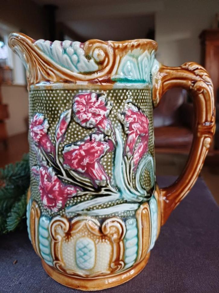 Franse brocante barbotine kan vaas pitcher bloemen majolica, Antiek en Kunst, Curiosa en Brocante, Ophalen of Verzenden