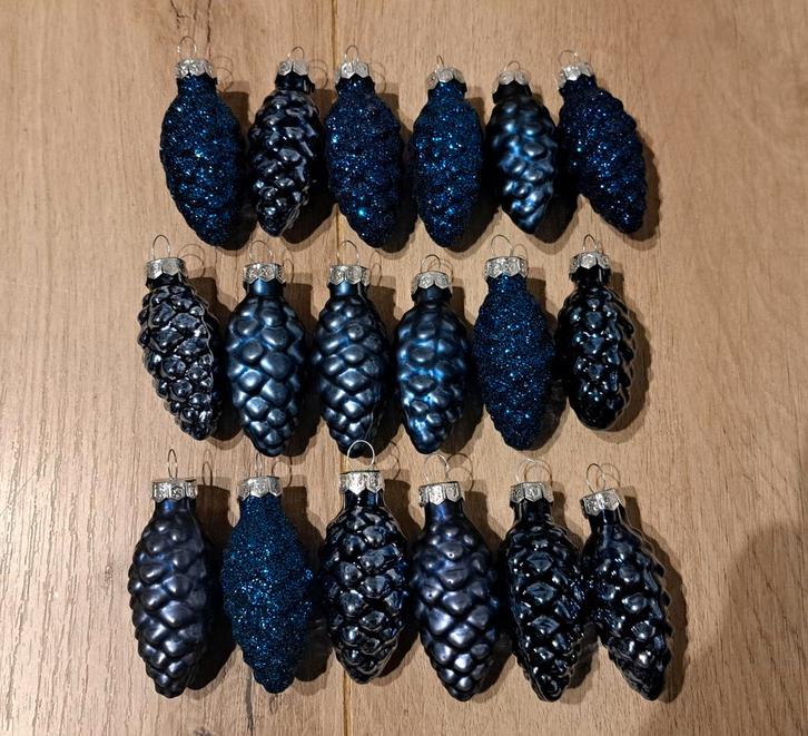 18 kleine blauwe glazen dennenappeltjes, Diversen, Kerst, Nieuw, Ophalen of Verzenden