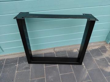 Set van 2 zwarte U-poten beschikbaar voor biedingen