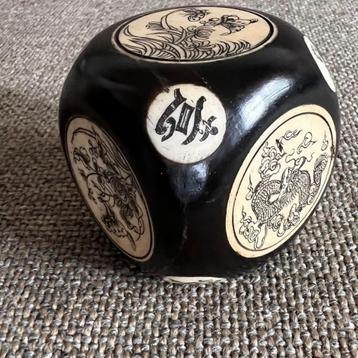 Oude Chinese dobbelsteen beschikbaar voor biedingen