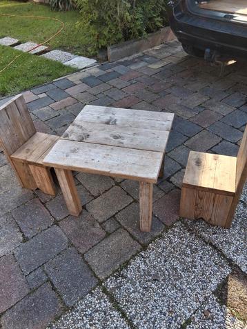 tuinset voor de kids hout. beschikbaar voor biedingen