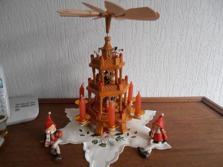 Kerstpiramide in doos met 6 originele kaarsjes, Diversen, Kerst, Zo goed als nieuw, Ophalen of Verzenden