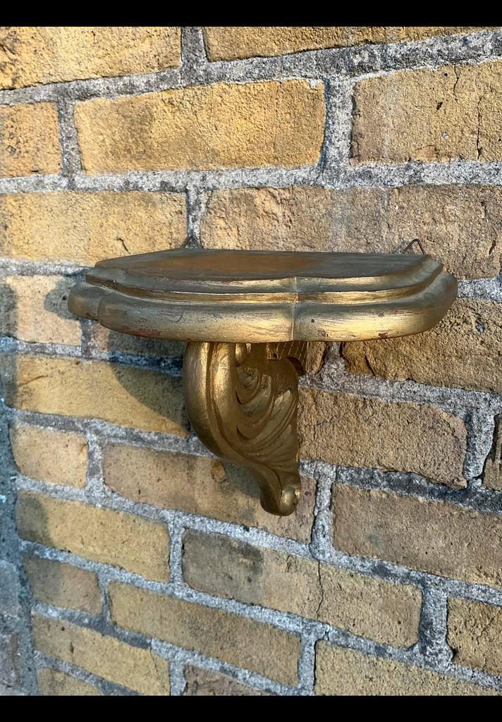 Mooie kleine houten console. Handgestoken. Goudgeverfd. Hout, Antiek en Kunst, Antiek | Overige Antiek, Ophalen of Verzenden
