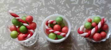 Vrolijke kerstsnoepies voor de poppenhuiskinderen beschikbaar voor biedingen