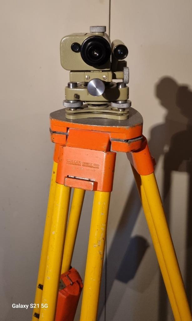 Wild NK10 waterpasinstrument kipschroef rechtstaand beeld, Antiek en Kunst, Antiek | Gereedschap en Instrumenten, Ophalen of Verzenden