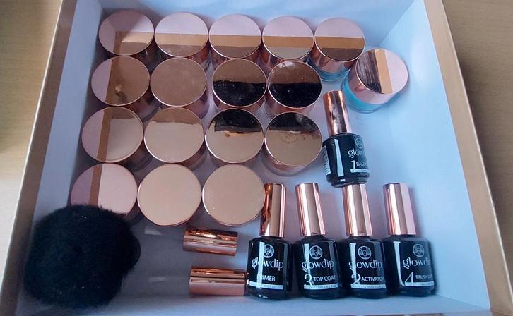 Glowdip set met veel kleuren, Sieraden, Tassen en Uiterlijk, Uiterlijk | Cosmetica en Make-up, Zo goed als nieuw, Make-up, Handen en Nagels