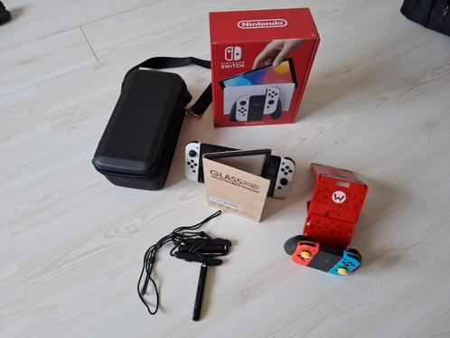 Switch OLED, met extra controlers, meeneemtas, mariostandaar, Spelcomputers en Games, Spelcomputers | Nintendo Switch, Zo goed als nieuw