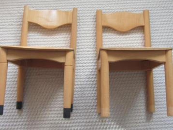 2 kleuterstoelen, hout, gelakt beschikbaar voor biedingen