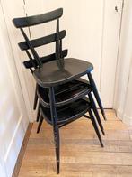 Drie stapelbare zwarte Ercol jaren '60 design stoelen, Huis en Inrichting, Stoelen, Ophalen, Jaren 60 design, Gebruikt, Drie