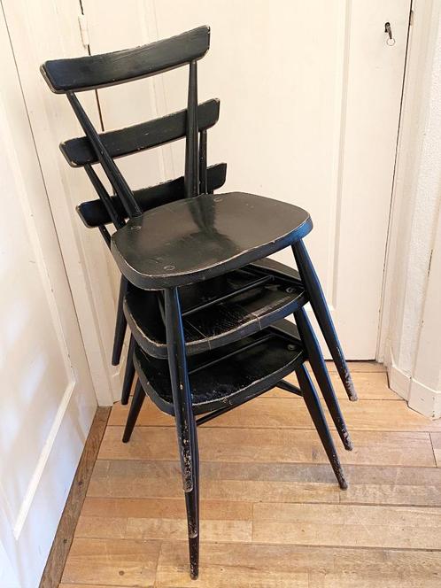 Drie stapelbare zwarte Ercol jaren '60 design stoelen, Huis en Inrichting, Stoelen, Gebruikt, Drie, Hout, Zwart, Ophalen