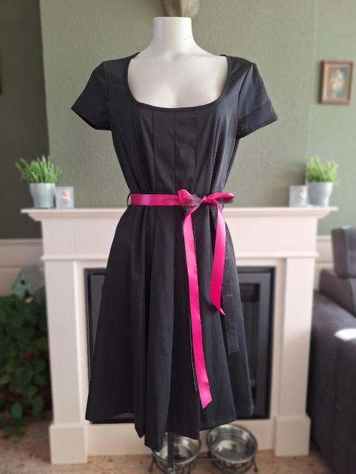 Twinset Twin set lbd jurk IT XL NL M in topstaat Gratis Verz, Kleding | Dames, Jurken, Zo goed als nieuw, Maat 46/48 (XL) of groter