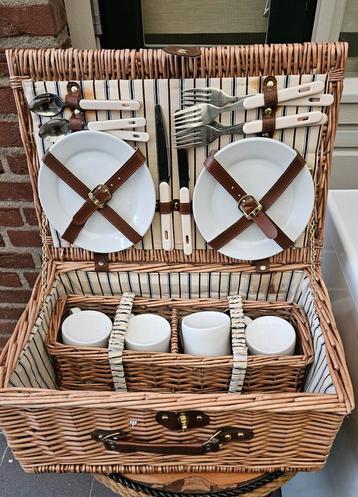 Complete Picknickmand - Klaar voor gebruik! beschikbaar voor biedingen