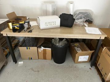 Eettafel met stalen poten 6 persoons.  beschikbaar voor biedingen