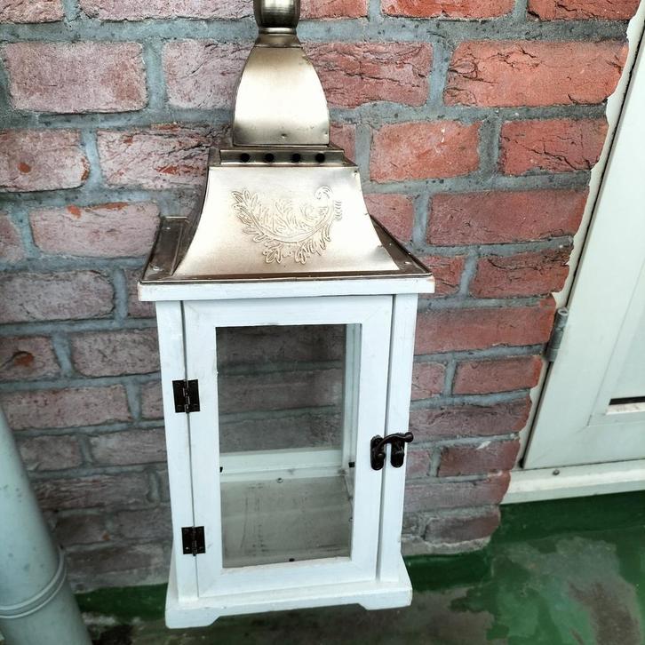 Witte Houten Kandelaar/Lantaarn, Huis en Inrichting, Woonaccessoires | Kandelaars en Kaarsen, Zo goed als nieuw, Kandelaar, 50 tot 75 cm