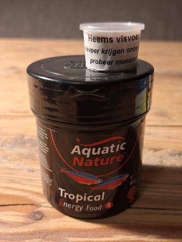 Voer voor tropische aquariumvissen beschikbaar voor biedingen