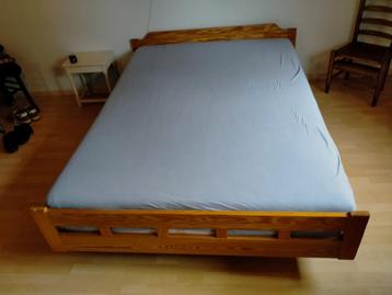 Tweepersoons houten bed 140x200 beschikbaar voor biedingen