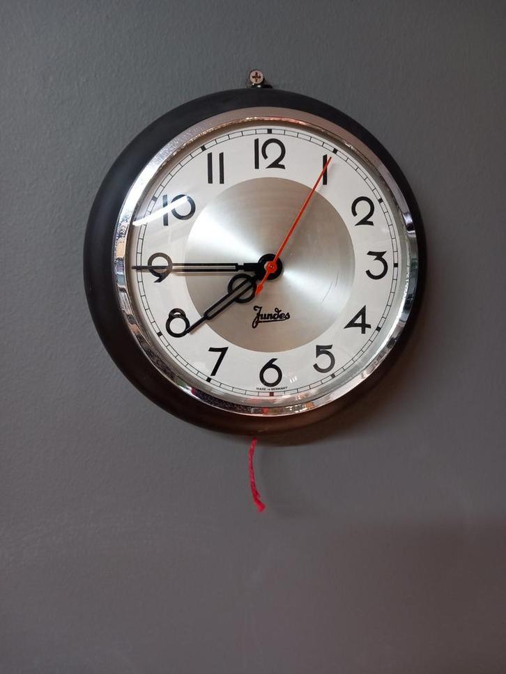Industrieel vintage elektrisch klokje Jundes, Antiek en Kunst, Antiek | Klokken, Ophalen of Verzenden