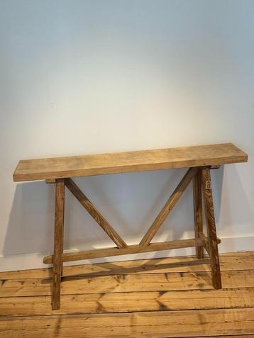 Suar en teak sidetables beschikbaar voor biedingen