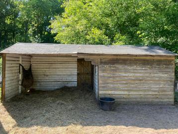 Overkapping met schuur beschikbaar voor biedingen