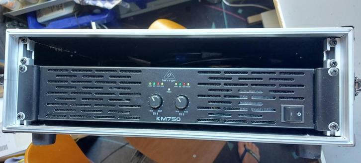 Behringer eindversterker KM750 in flightcase, Muziek en Instrumenten, Versterkers | Keyboard, Monitor en PA, Zo goed als nieuw